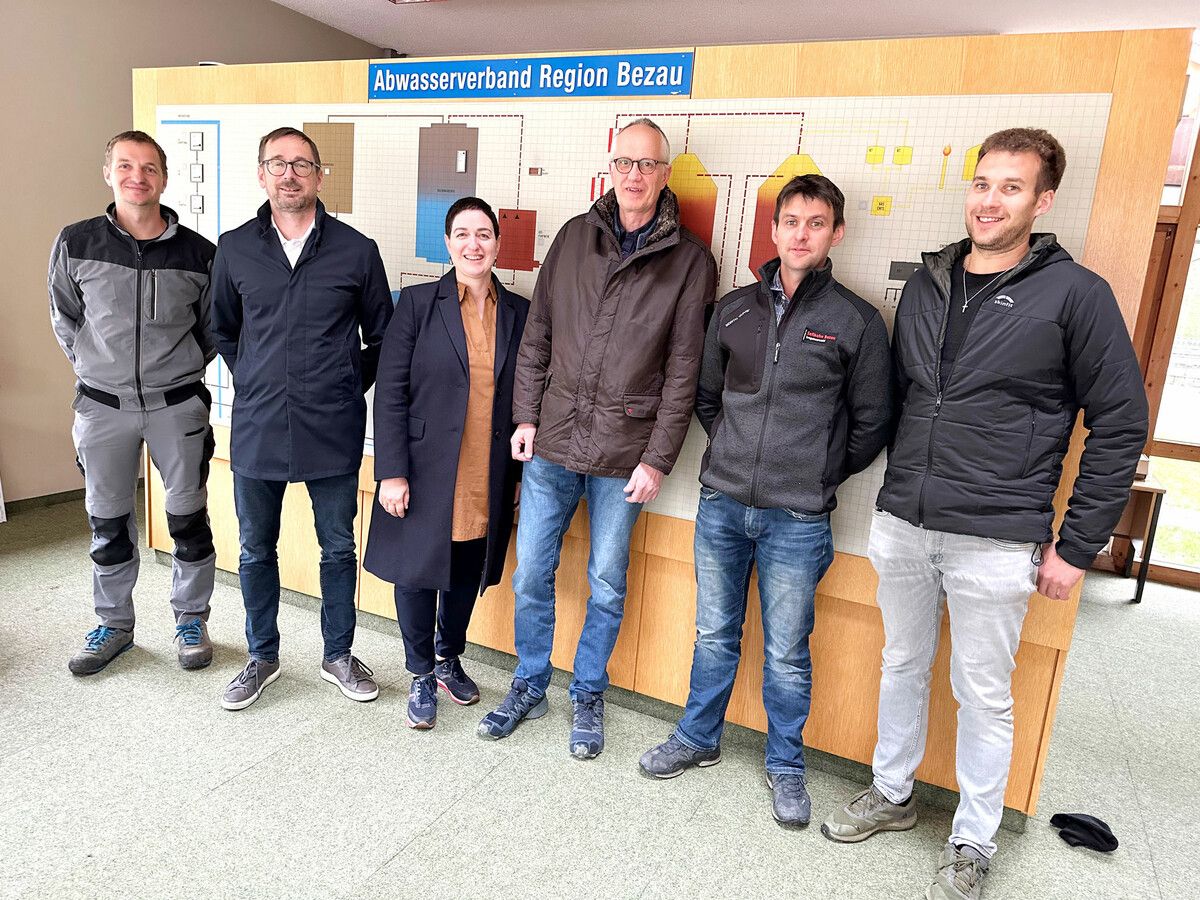 Erneuerbare Energie Bregenzerwald, v. l. n .r.: Betriebsleiter Jörg Meusburger, Bgm. Hubert Graf, Bgm. Bianca Moosbrugger-Petter, Erich Reiner (Obmann EEB), Michael Oberhauser und Florian Meusburger (Vorstandsmitglieder EEB).