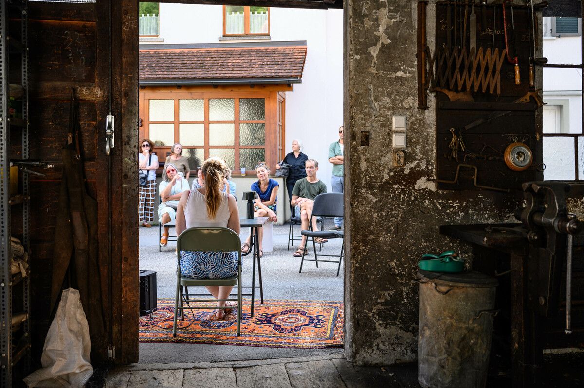 Es treffen zwei Menschen aufeinander, die sich noch nie begegnet sind. rhomberg