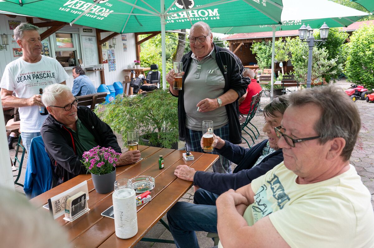 Europa ist bei den Teilnehmern der Sonntagnachmittagsrunde im Gastgarten von „Hellis Imbiss” natürlich Thema.