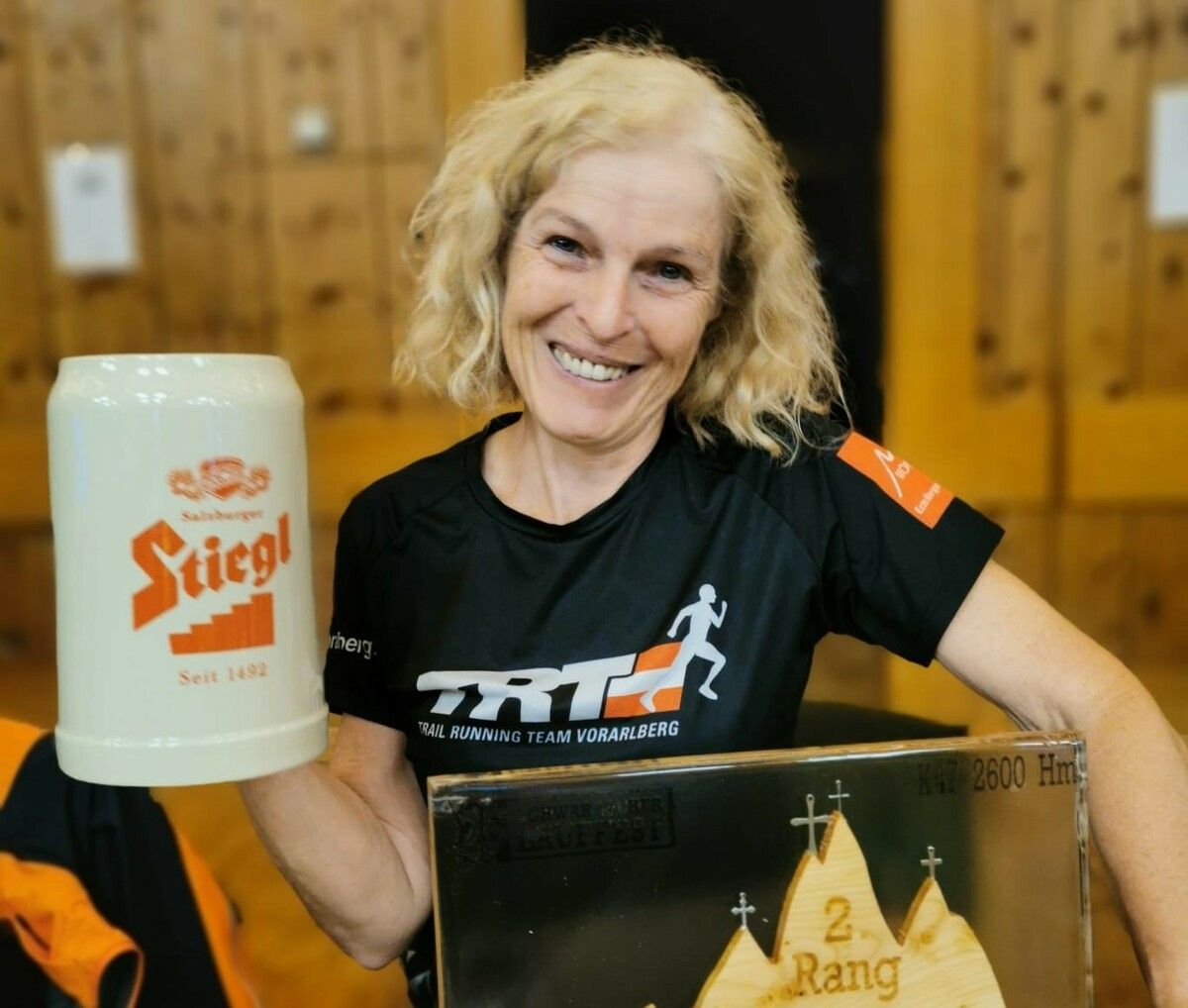 Eva Aschaber bei der Siegerehrung des Schwarzach Trails. TRT Vorarlberg