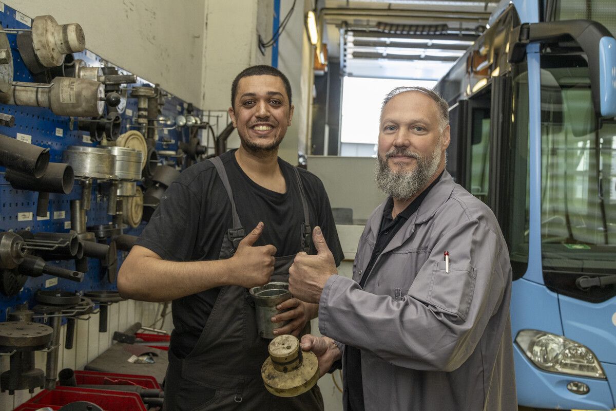 Farouk Ben Yahia mit seinem Chef, Werkstättenmeister Jürgen Anderle, der sich über die tunesischen Fachkräfte freut. VN/RP