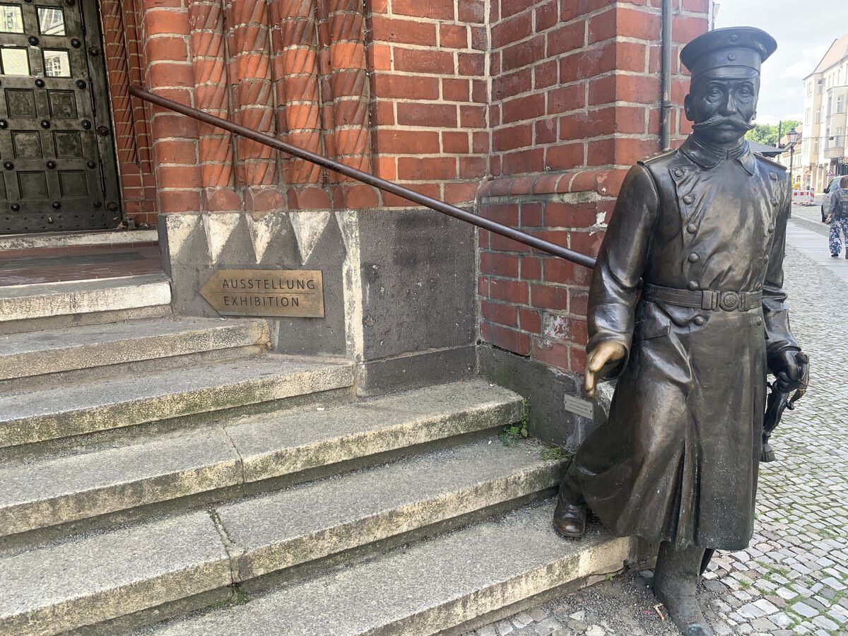 Fast schon majestätisch steht der falsche Hauptmann vor dem Rathaus in Köpenick.VN