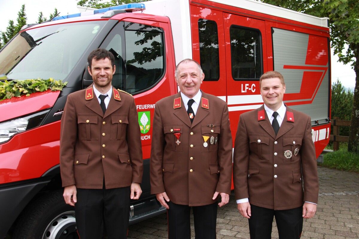 Festtag für die Bucher Wehr: Kommandant Daniel Eberle, Vize Harald Gunz und Maximilian Steurer (v. l.).
