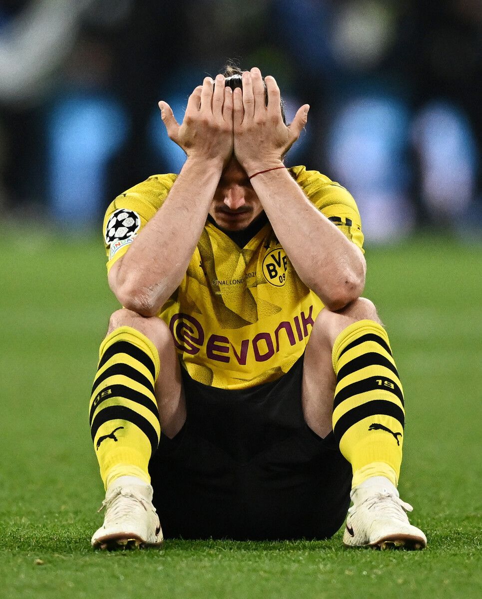 Feuchte Augen, den Kopf tief gesenkt. Bei Marcel Sabitzer (unten) saß der Schmerz nach dem verlorenen Champions-League-Finale tief. Getröstet wurde er von David Alaba, der bei Real auf der Ersatzbank saß. Das Duo Luka Modric/Toni Kroos indes genoss die Feier nach ihrem jeweils sechsten Titel in der Königsklasse.Reuters/ap