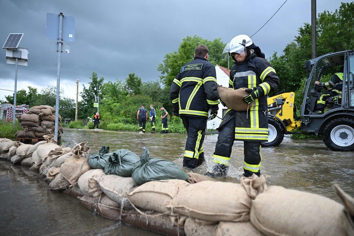 Feuerwehrleute legen Barrieren aus Sandsäcken an. afp