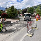 Straße wird asphaltiert