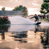 Wakeboarder nutzen das Hochwasser in Klein Venedig. »A5