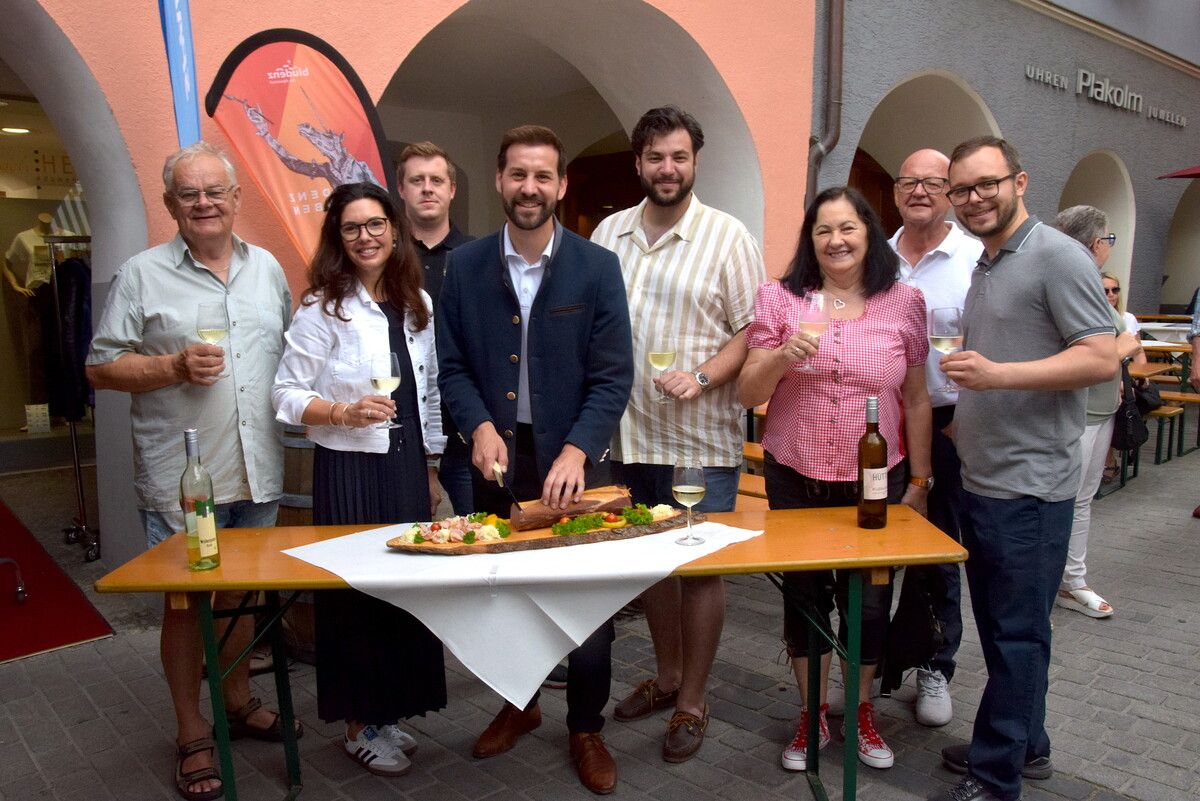 Bgm. Simon Tschann (Bildmitte) mit Vizebürgermeisterin Andrea Mallitsch (2. v. l.), Stadtvertretungsmitgliedern und Marktteilnehmern. sco