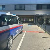 Patientin zeigt sich nach ­Angriff vor Krankenhaus Dornbirn stark betroffen. »A8