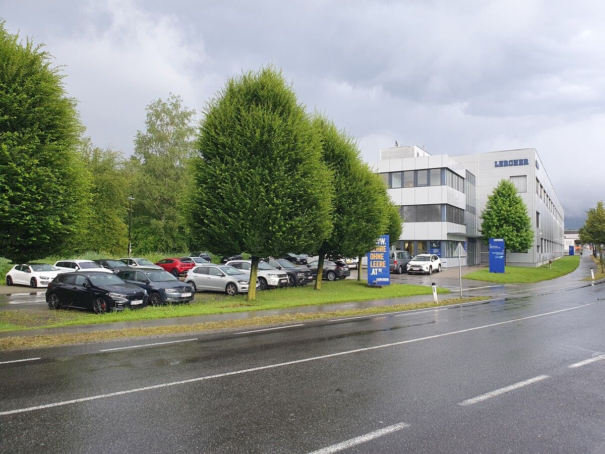 Unter anderem auf dem Parkplatz ist der Erweiterungsbau geplant, doch das Vorhaben verzögert sich zum Ärger von Lercher. WPA