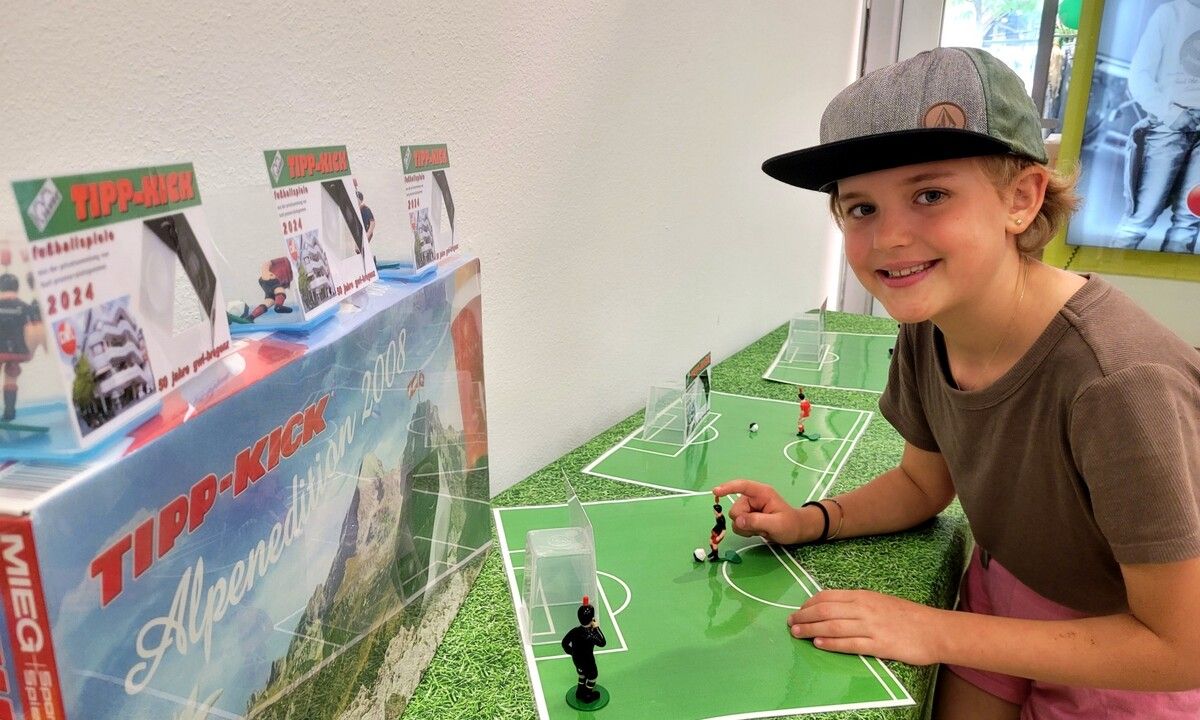 Finya Denifl war die erste Tagessiegerin beim Torwandschießen im Rahmen derTipp-Kick-Fußballspiele-Ausstellung im GWL in Bregenz.