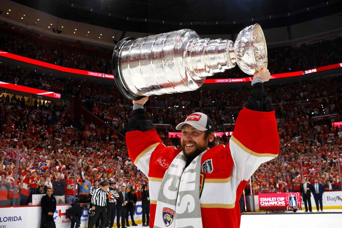 Florida-Keeper Sergei Bobrovskly stemmte die Stanley-Cup-Trophäe in die Höhe.AP