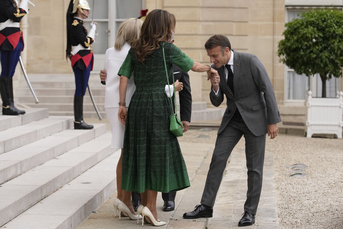 Frankreichs Präsident Emmanuel Macron begrüßt Jordaniens Königin Rania Al-Abdullah mit Handkuss. AP