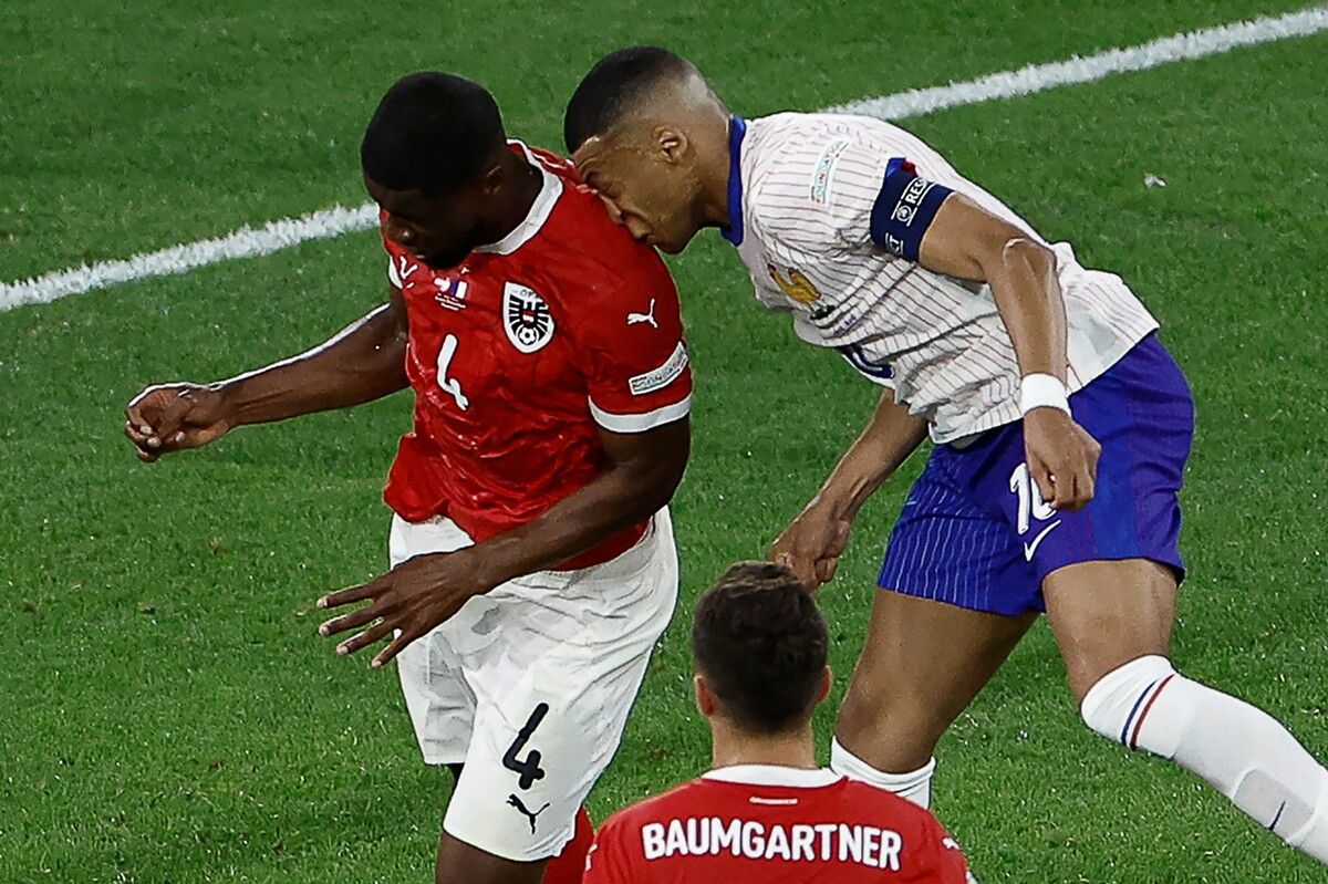 Frankreichs Superstar Kylian Mbappé zog sich beim Zusammenprall mit der Schulter von Kevin Danso einen Nasenbeinbruch zu.APA