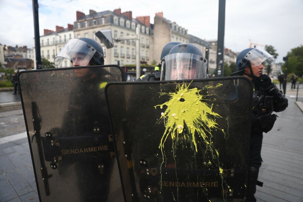Französische Polizisten halten während einer Demonstration gegen die extreme Rechte im westfranzösischen Nantes Schutzschilder. AFP