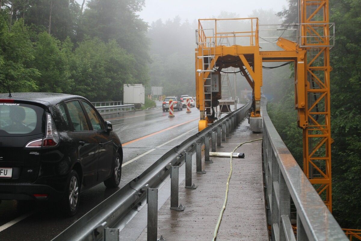 Für die Sanierung der Tuppenbrücken wurde dieser Tage schweres Gerät aufgefahren. Die Fahrbahnen sind eingeengt, und Bremsschwellen sollen dafür sorgen, dass Tempo 30 eingehalten wird. STP (3)