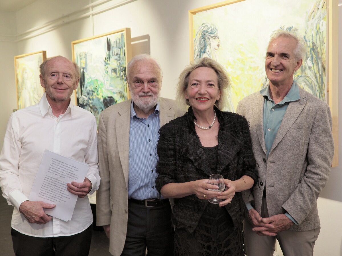 Galeristin Sylvia Janschek mit Künstler Erich Mäser (r.), Autor Christian Mähr und Kurator Roland Etlinger bei der Ausstellungseröffnung. sie