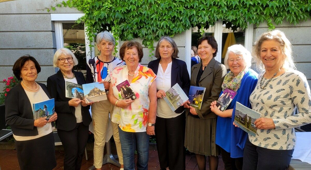 Gemäß dem Motto der „4 L – Lernen, Laufen, Lieben und Lachen“ trifft sich die ehemalige Englisch-Gruppe der VHS Bregenz mit ihrer Lochauer Kursleiterin Gertraud Albrecht zum regelmäßigen Wiedersehen im Hotel Messmer in Bregenz.