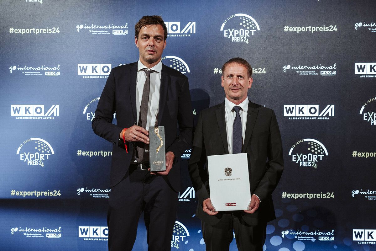 Gold für den Harder Kranspezialisten Künz: CTO David Moosbrugger (l.) und COO Georg Schuch holten Preis ab. FA/Studeny