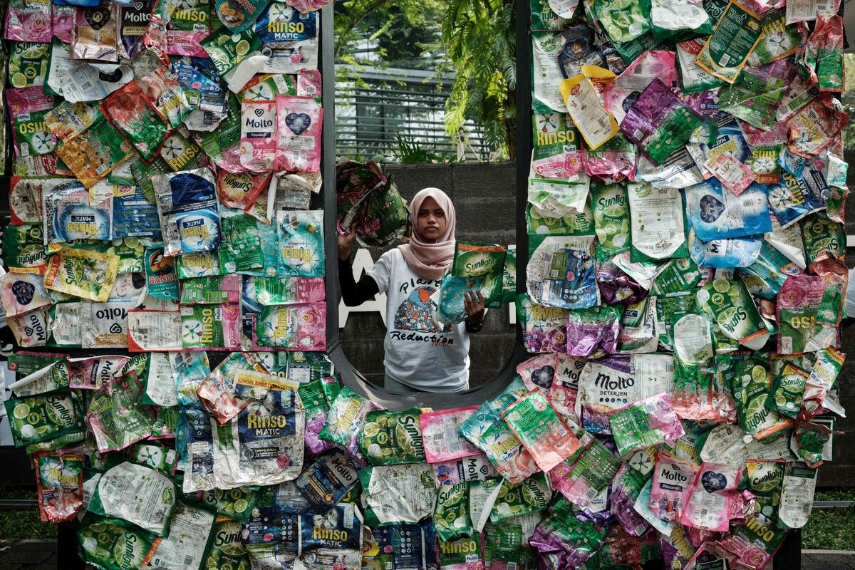 Greenpeace stellt bei Jakarta Plastikmüll aus Produkten des multinationalen Hygiene- und Lebensmittelriesen Unilever zur Schau. AFP