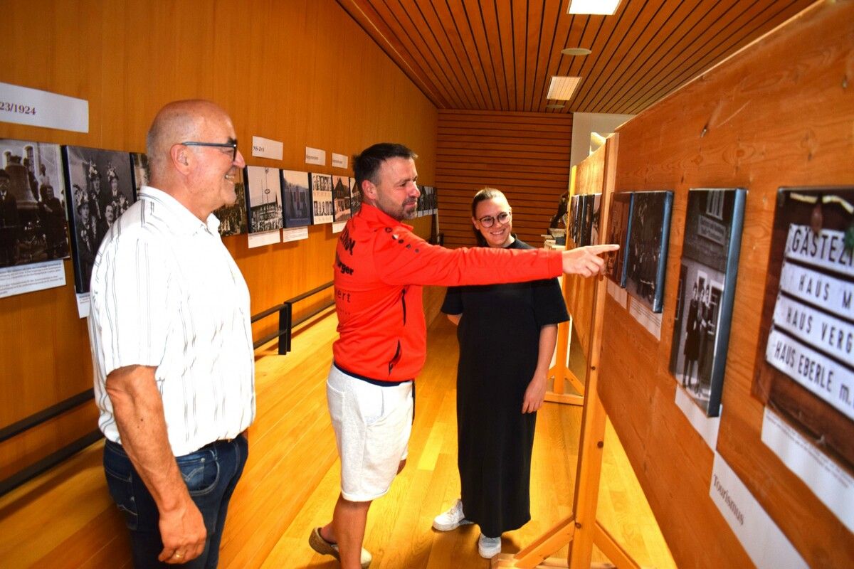 Großes Interesse der Langeneggerinnen und Langenegger an der Ausstellung. ME