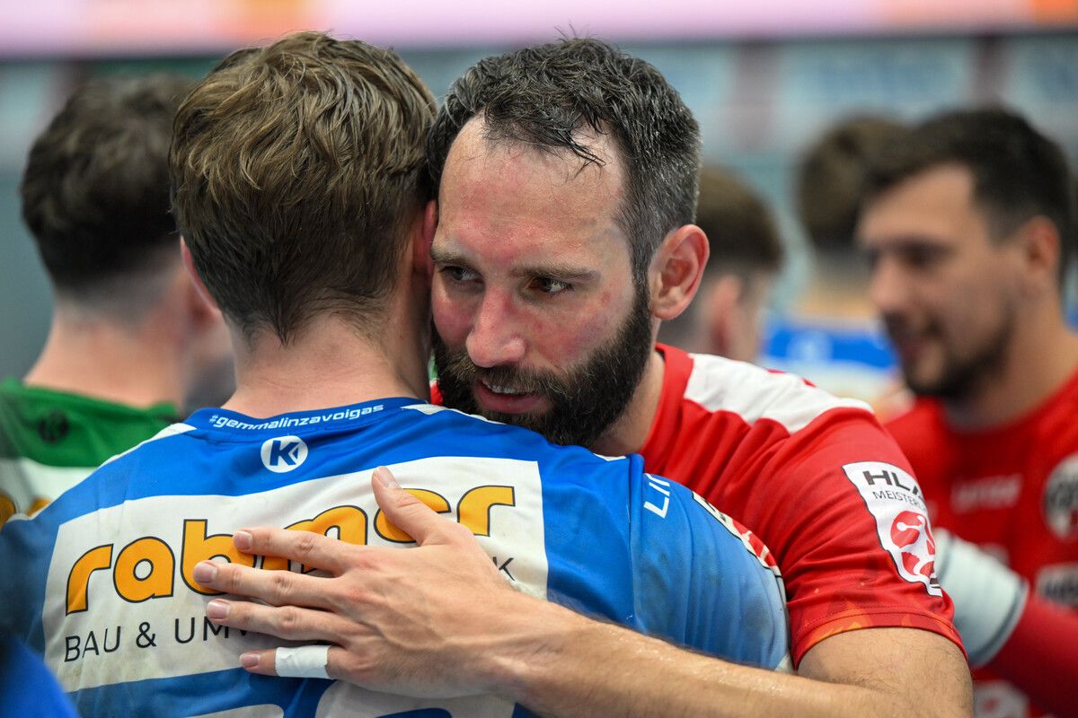 HARD,AUSTRIA,05.JUN.24 - HANDBALL - HLA Meisterliga, play off final, HC Hard vs HC Linz. Image shows Mislav Grgic (Linz) and Dominik Schmid (Hard). Photo: GEPA pictures/ Oliver Lerch