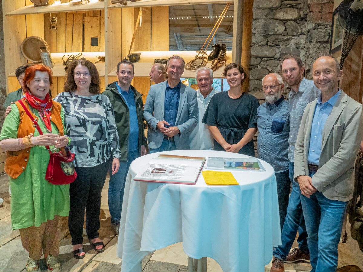 Herta Glück, Alexandra Schalegg, Martin Schanung, Dieter Lauermann, Archivar Manfred Sutter, Magdalena Türtscher, Altarchivar Wilfried Ammann, Abraham Hartmann und Architekt Rainer Hammerer. HAB