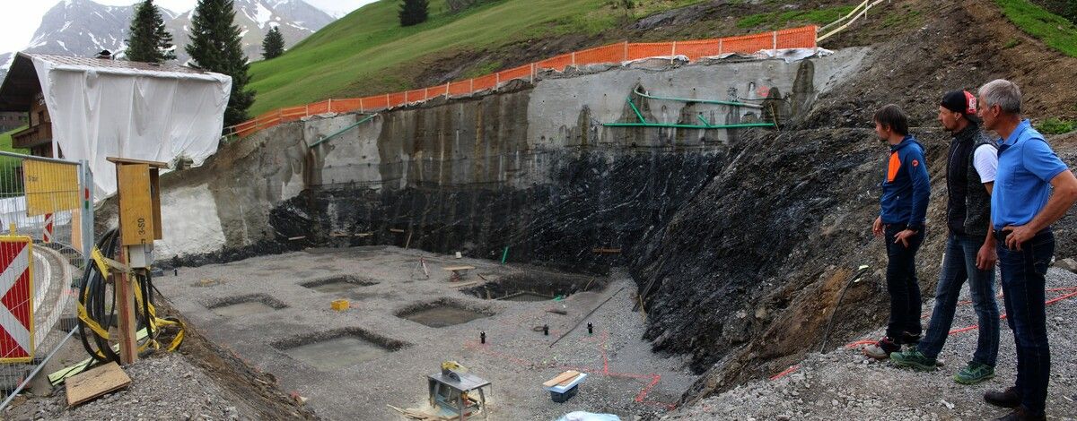 Hubert Strolz, Mathias und Marko Fritz beim Lokalaugenschein auf der Baustelle für das „Base Camp“ der Skischule Warth. STP (2)