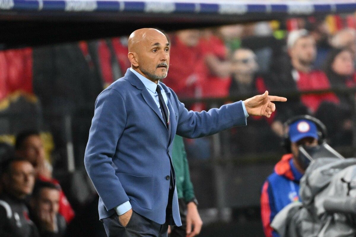Im Anzug von Giorgio Armani an der Seitenlinie Italiens: Luciano Spalletti.apa