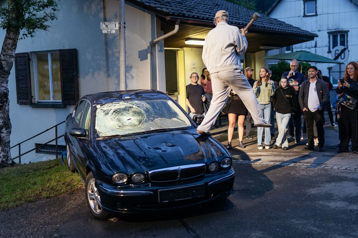 Im Rahmen der Kunstaktion wurde rund 3000 Mal auf das Auto eingeschlagen. Raidt