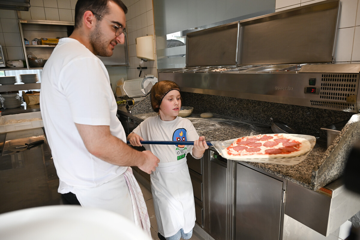 „In der Pizzeria schauen die Gäste immer so glücklich aus“, sagt Gabriel Walch. Nun durfte er in der „Olive“ seine eigene Pizza backen. BVS (3)