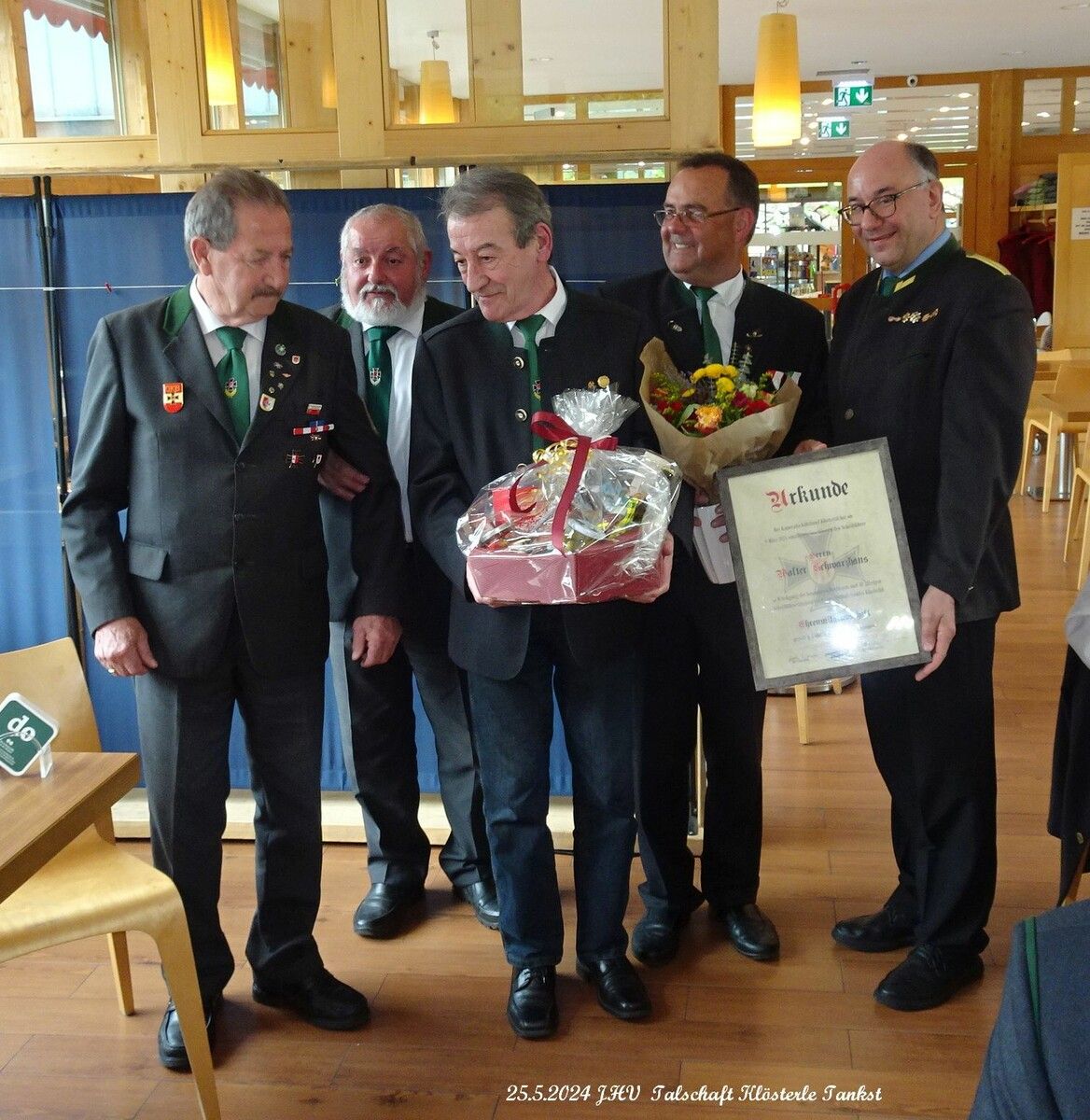 In einer feierlichen Zeremonie wurde Walter Schwarzhans mit der Ehrenmitgliedschaft ausgezeichnet.Kameradschaftsbund KLostertal