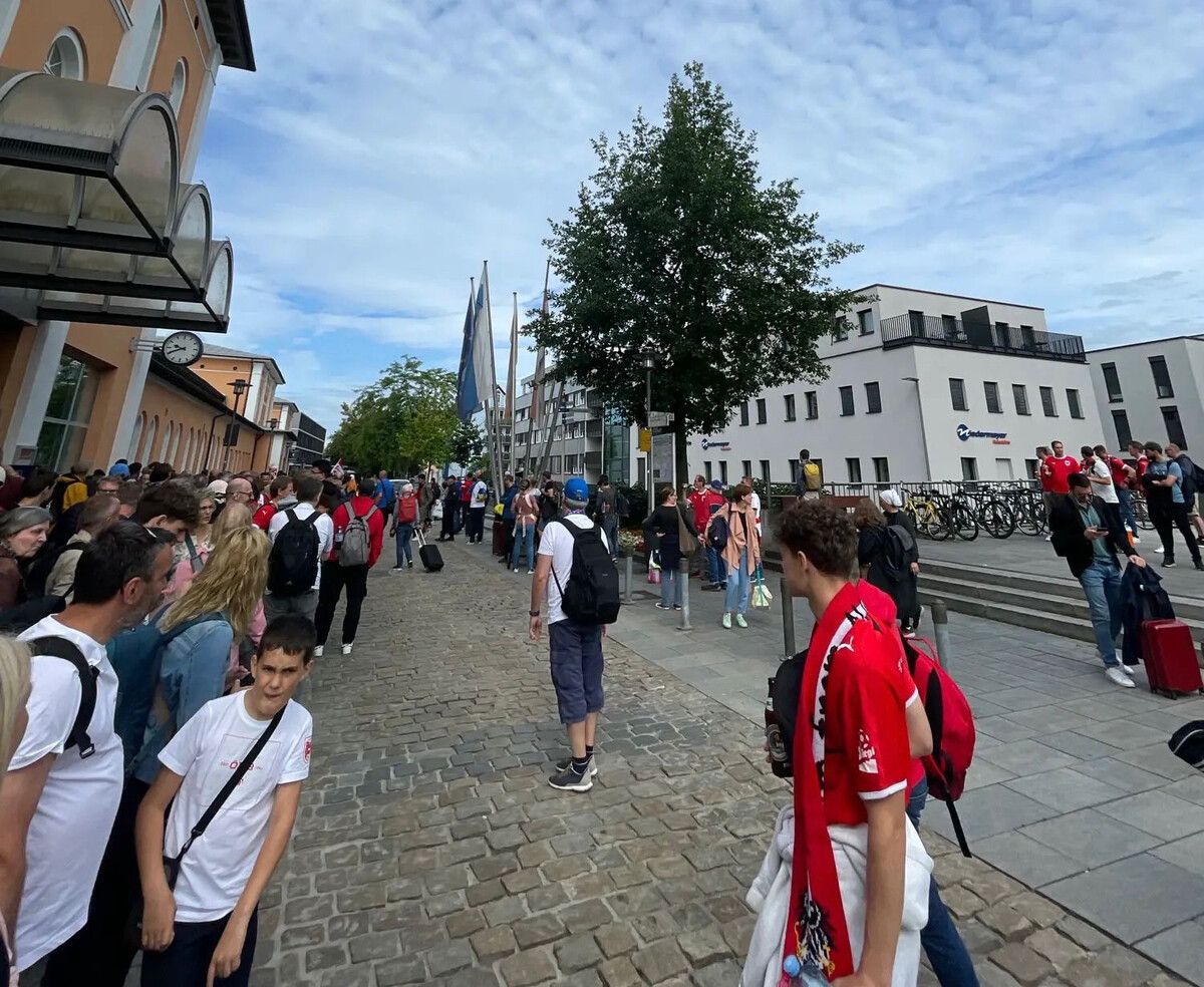 In Passau mussten viele gestrandete Bahnreisende die Weiterfahrt selbst organisieren.vn