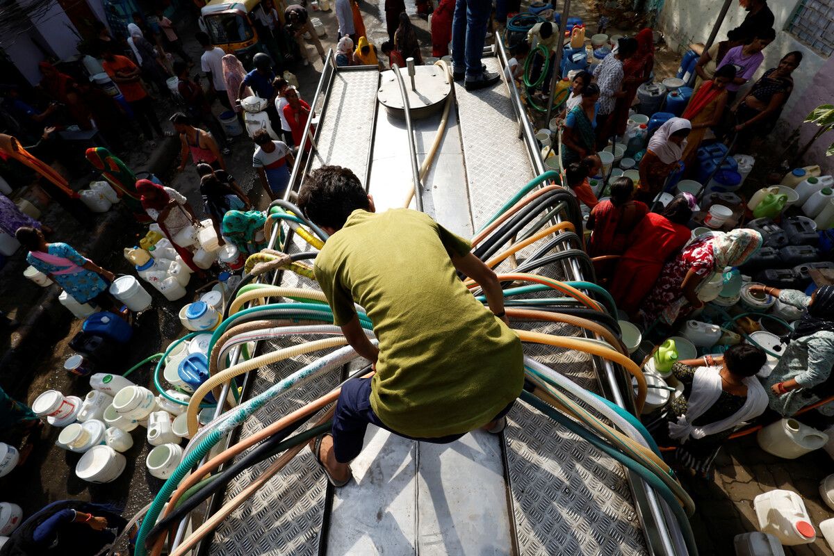 Indien leidet unter einer extremen Hitzewelle. In Neu-Delhi versorgt ein Wassertanker die Bevölkerung mit knappem Trinkwasser. AFP