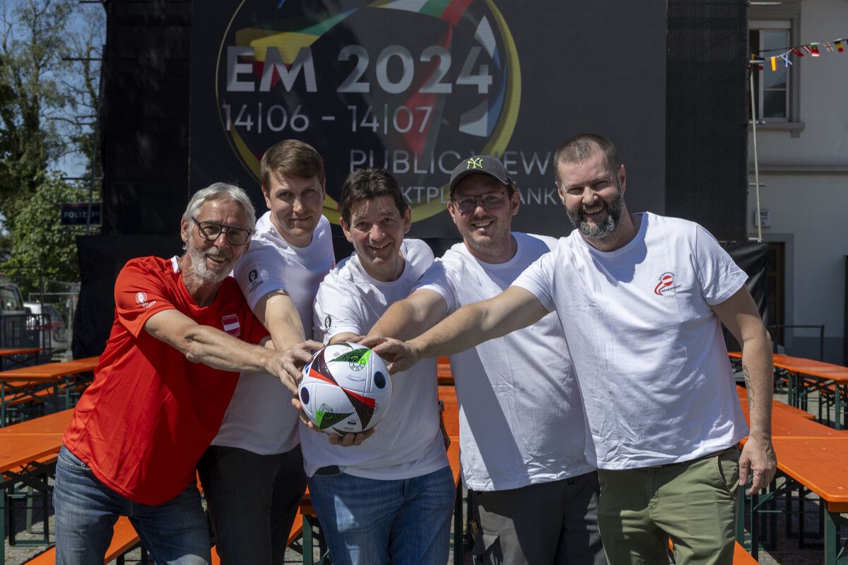Initiator Wille mit den Wirten Dominic Mayer, Roland Vith sowie Tontechniker Marcel Muther und Alex Milojevic (r.). vn/paulitsch