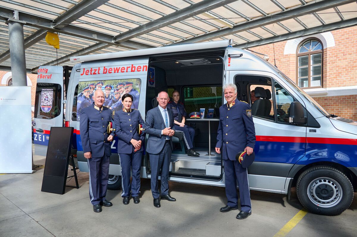 Innenminister Gerhard Karner (3. v. l.) übergab an Vorarlbergs Landespolizeidirektor Hans-Peter Ludescher (l.) den Recruiting-Bus. POLIZEI