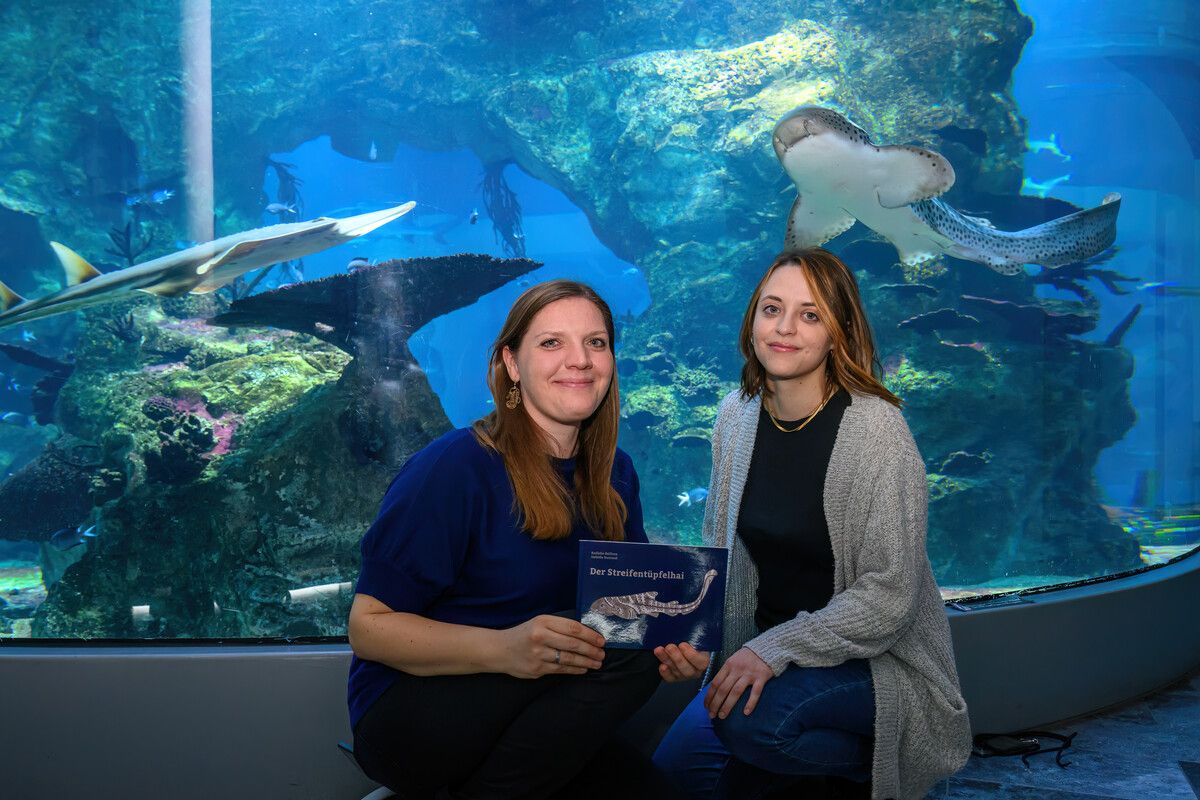 Isabella Rummel (l.) und Kadisha Belfiore werden ihr Buch „Der Streifentüpfelhai” zur Buch am Bach mitbringen. Rummel