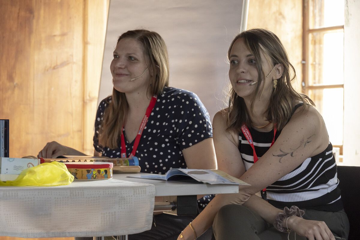 Isabella Rummel und Kadisha Belfiore (r.) sind zum ersten Mal mit ihrem Buch „Der Streifentüpfelhai“ auf der Buch am Bach. VN/Paulitsch