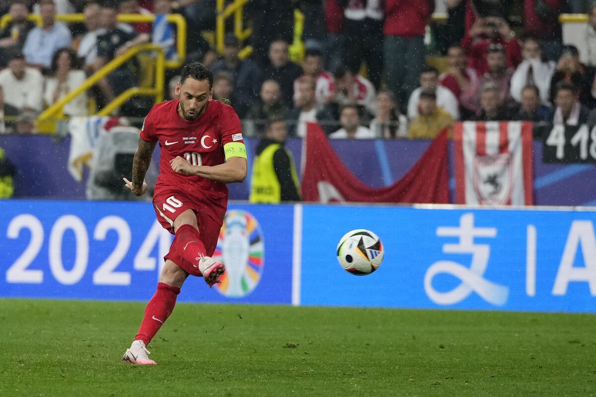Italien-Legionär Hakan Calhanoglu ist Kapitän und der Denker und Lenker im türkischen Nationalteam.APA