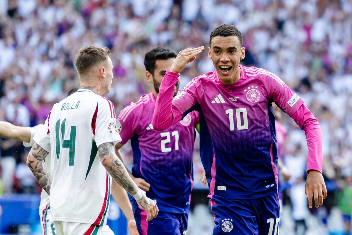 Jamal Musiala war einmal mehr Dreh- und Angelpunkt im Offensivspiel der deutschen Nationalmannschaft. Gegen Ungarn erzielte er seinen zweiten Treffer im Turnier und leitete so die große Party in Pink in Stuttgart ein.gepa