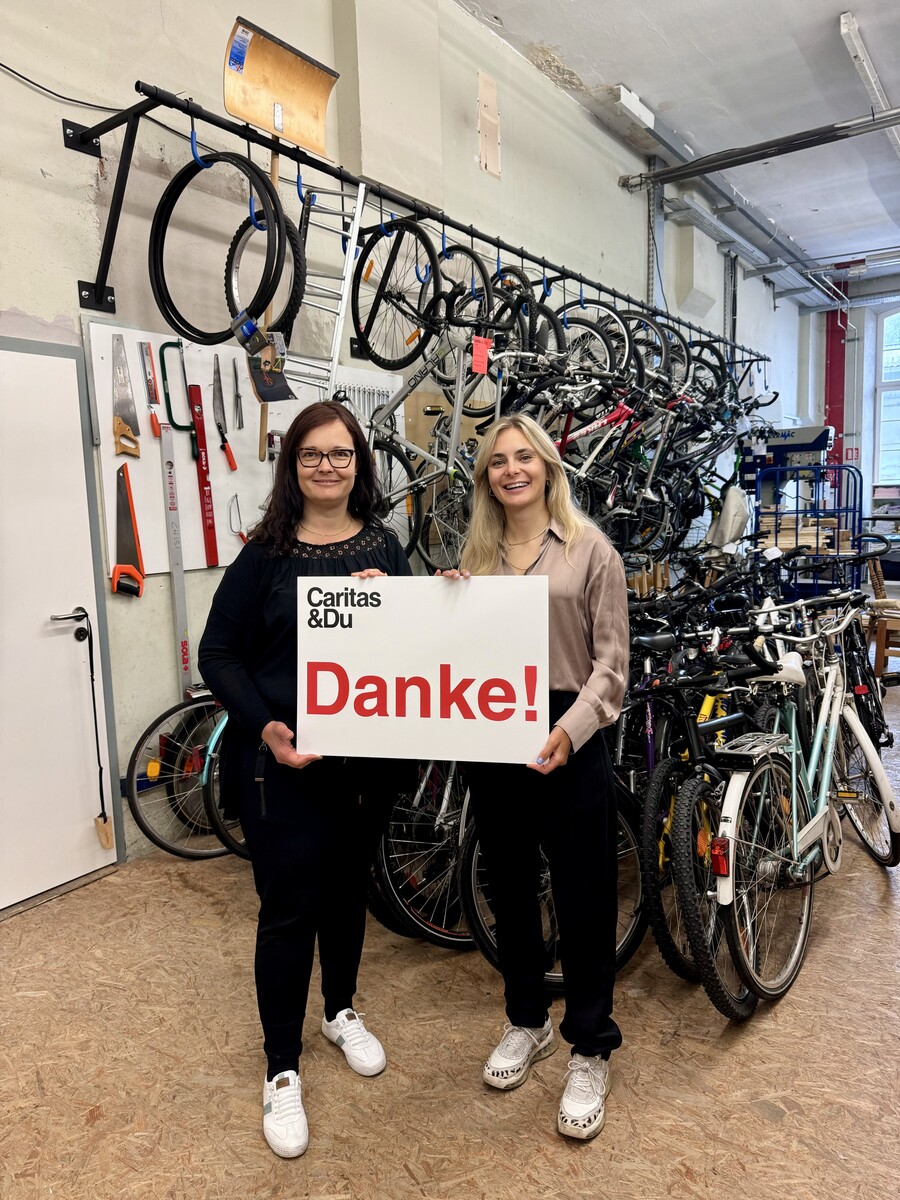 Jana Gigele (l.) überreichte den Scheck an Birgit Petermann.lab