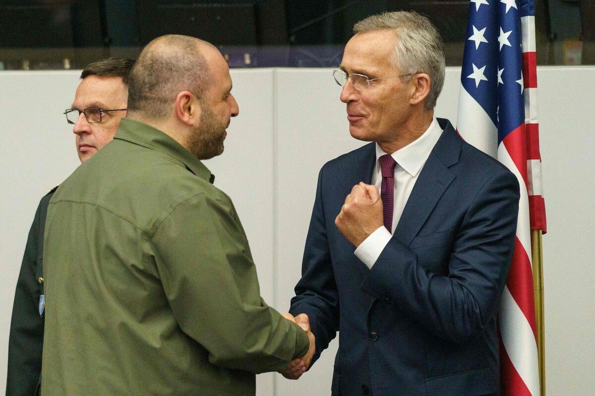 Jens Stoltenberg mit dem ukrainischen Verteidigungsminister Rustom Umerov.AFP