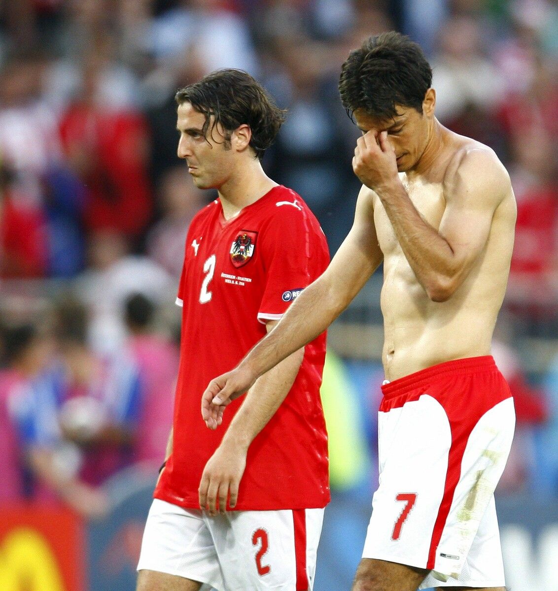 Joachim Standfest bei der EURO 2008 mit Ivica Vastic nach der 0:1-Auftaktniederlage in Wien gegen Kroatien. epa
