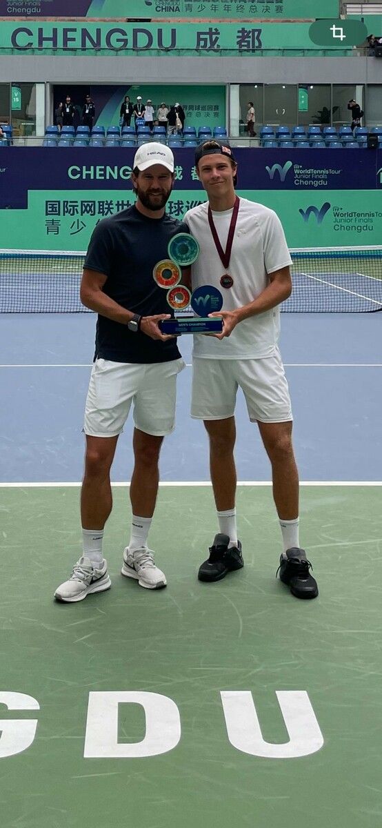 Joel Schwärzler mit Coach Jürgen Melzer nach dem Triumph des Harders Ende Oktober letzten Jahres bei den ITF World Tour Junior Finals in Chengdu.ÖTV