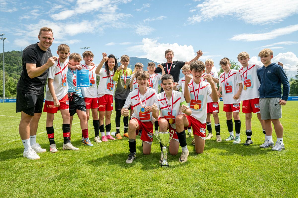 Jubel über den ersten Sieg: Die siegreichen Spieler der SMS Nüziders präsentieren zusammen mit ihren Betreuern den Schülerliga-Pokal.Rhomberg