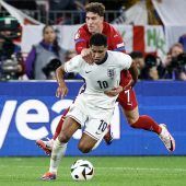 „Three Lions“ mühen sich zum Sieg über Serbien