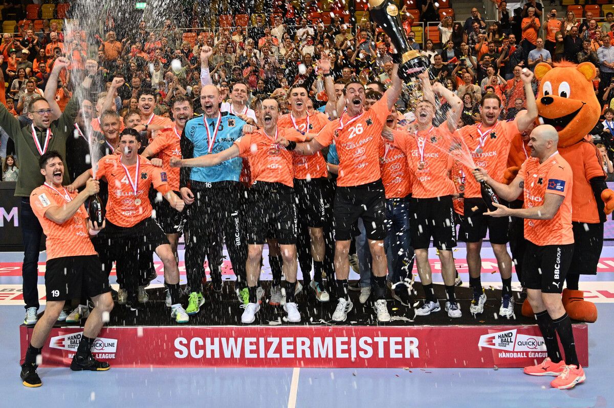Kapitän Lukas Herburger (Bildmitte mit dem Pokal) holte sich in seinem letzten Spiel mit den Kadetten Schaffhausen seinen zehnten Titel. Verein