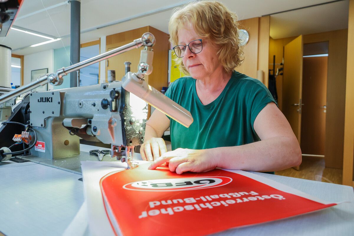 Karin Wäger weiß, worauf es bei den EM-Wimpeln der österreichischen Fußballer ankommt. Sie setzt den Stich perfekt. VN/Steurer (2)