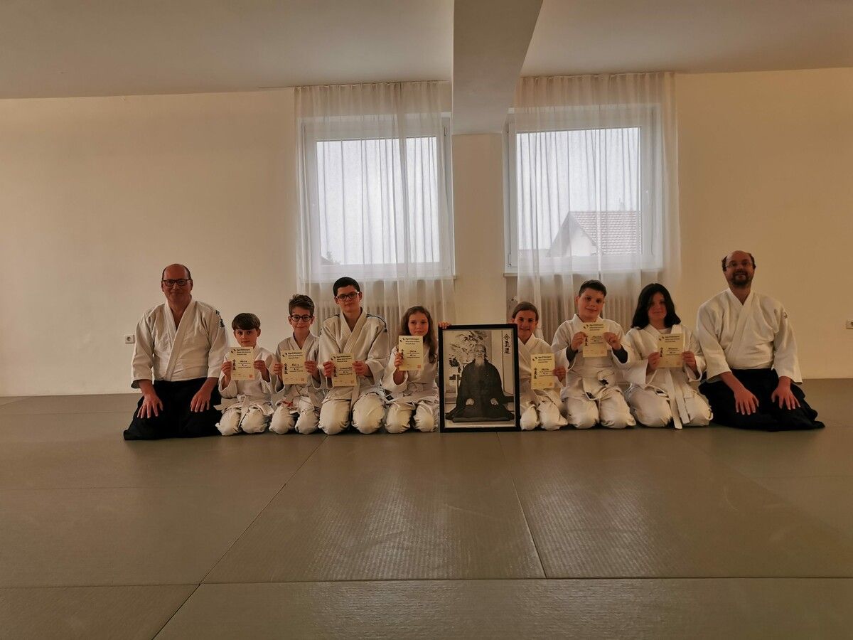 Kinder von links nach rechts: Nevio Knecht, Felix Hämmerle, Leonardo Umundum, Julia Sturmeit, Neyla Knecht, Martin Hacker und Roxana Rümmele.Aikido Club Dornbirn
