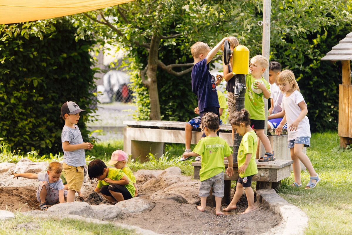 Kreative Bewegungsangebote fördern gesunde Entwicklung der Kinder. VLK